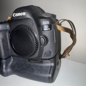 Canon EOS 5D Mark IV Black Camera